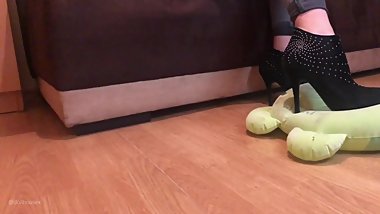 Jenny Inflatable Pop Travel Pillow Popping In High Heels Trailer