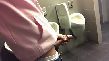 Just made a quick jerkoff at my friend's house