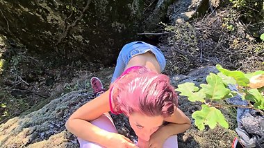 Elle me supplie de me sucer pendant une ballade, j'ejacule sur son visage et elle avale