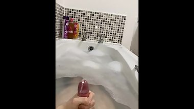 21 year old British teen cums in the bath