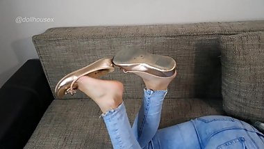 JENNY FOOT POSE IN BALLET FLATS