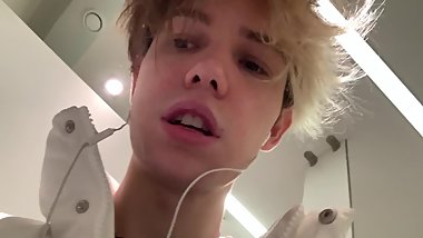 Quick masturbation with cum in the mall toilet