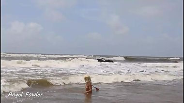 MOST BEAUTIFUL BABE JUMPING TOPLESS TO SEA